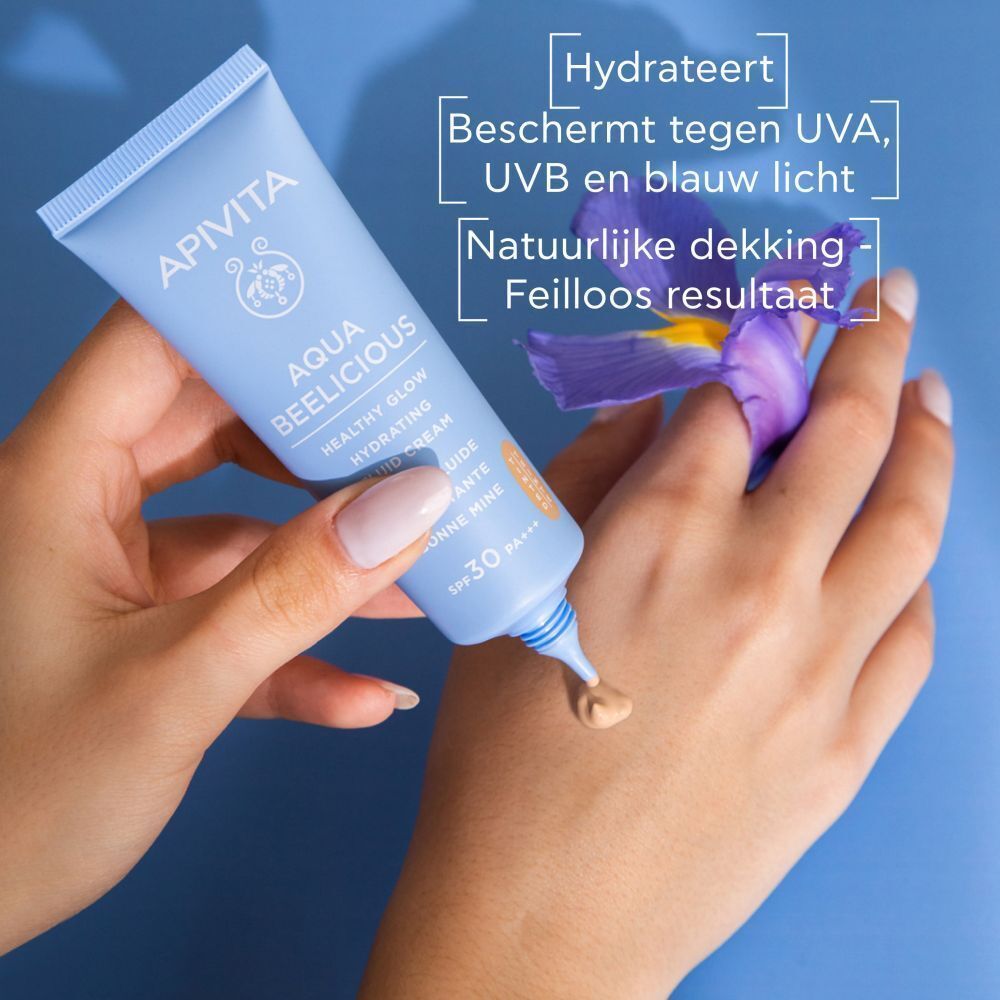Handen houden een blauwe tube. Opschrift: Aqua Beelicious. Product wordt op de hand aangebracht. Tekst: Hydrateert, natuurlijk.