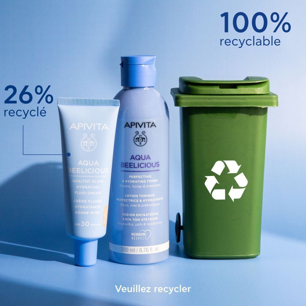 Produit à côté d'une poubelle. Inscription: Aqua Beelicious. Texte: 26% recyclé, 100% recyclable. Incitation au recyclage.