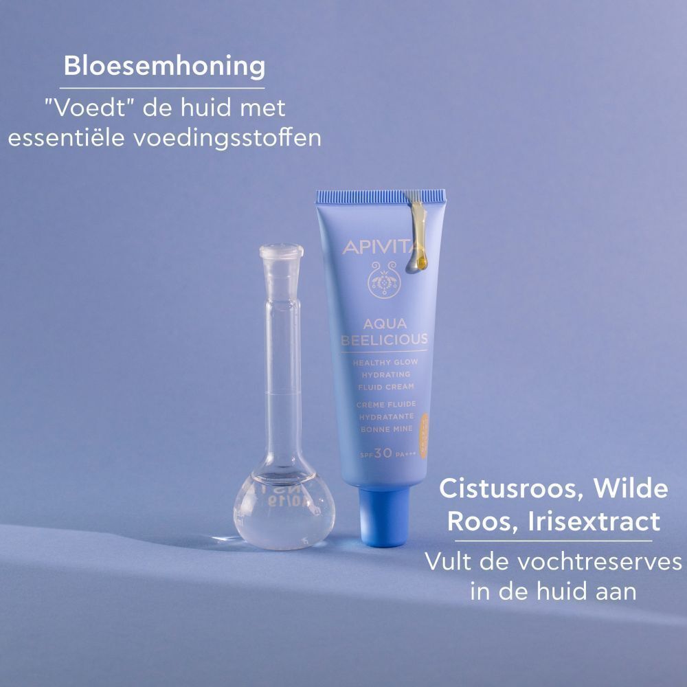 Blauwe tube naast laboratoriumfles. Opschrift: Aqua Beelicious. Tekst: Honing, Cistusroos, Roos, Iris. Voedt de huid.