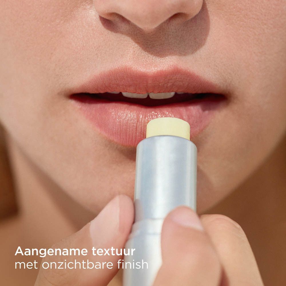 Lippen ingewreven met een lippenbalsemstift. Aangename textuur met onzichtbare finish.