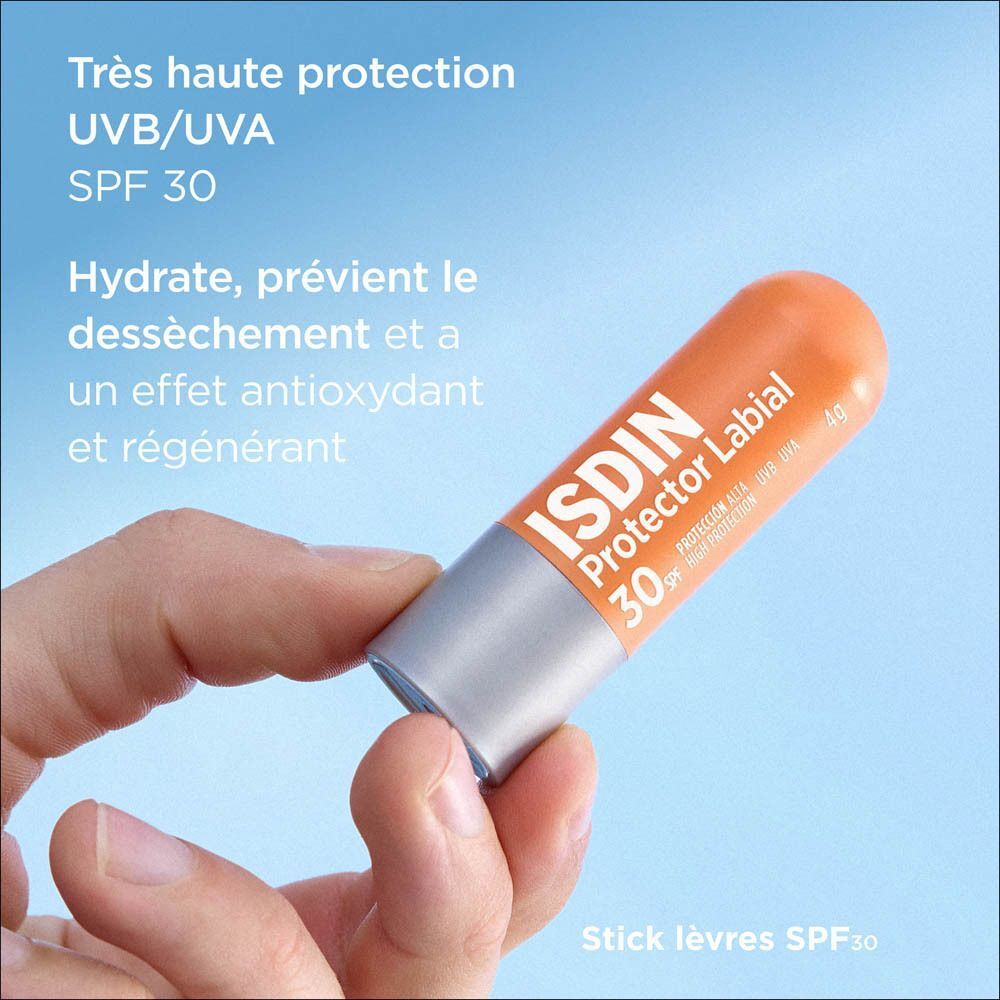 Stick à lèvres dans la main. Inscription: ISDIN Protector Labial 30. Texte: Très haute protection UVB/UVA SPF 30.