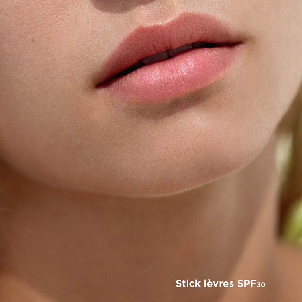 Gros plan sur les lèvres. Texte: Stick lèvres SPF30.