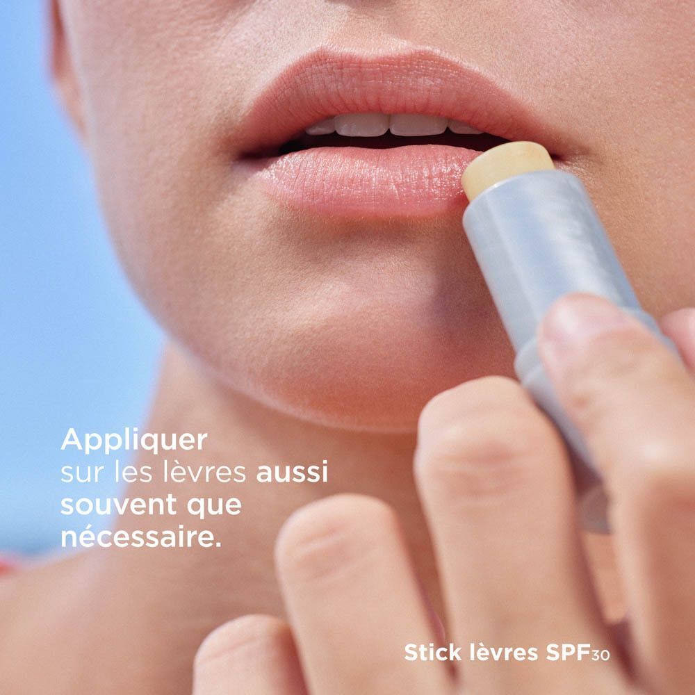 Lèvres frottées avec un stick à lèvres. Texte: Appliquer sur les lèvres aussi souvent que nécessaire.