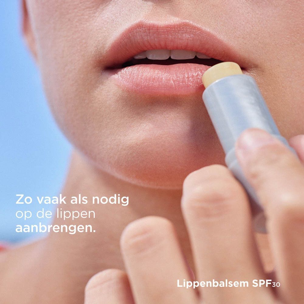 Lippen ingewreven met een lippenbalsemstift. Tekst: Zo vaak als nodig op de lippen aanbrengen.