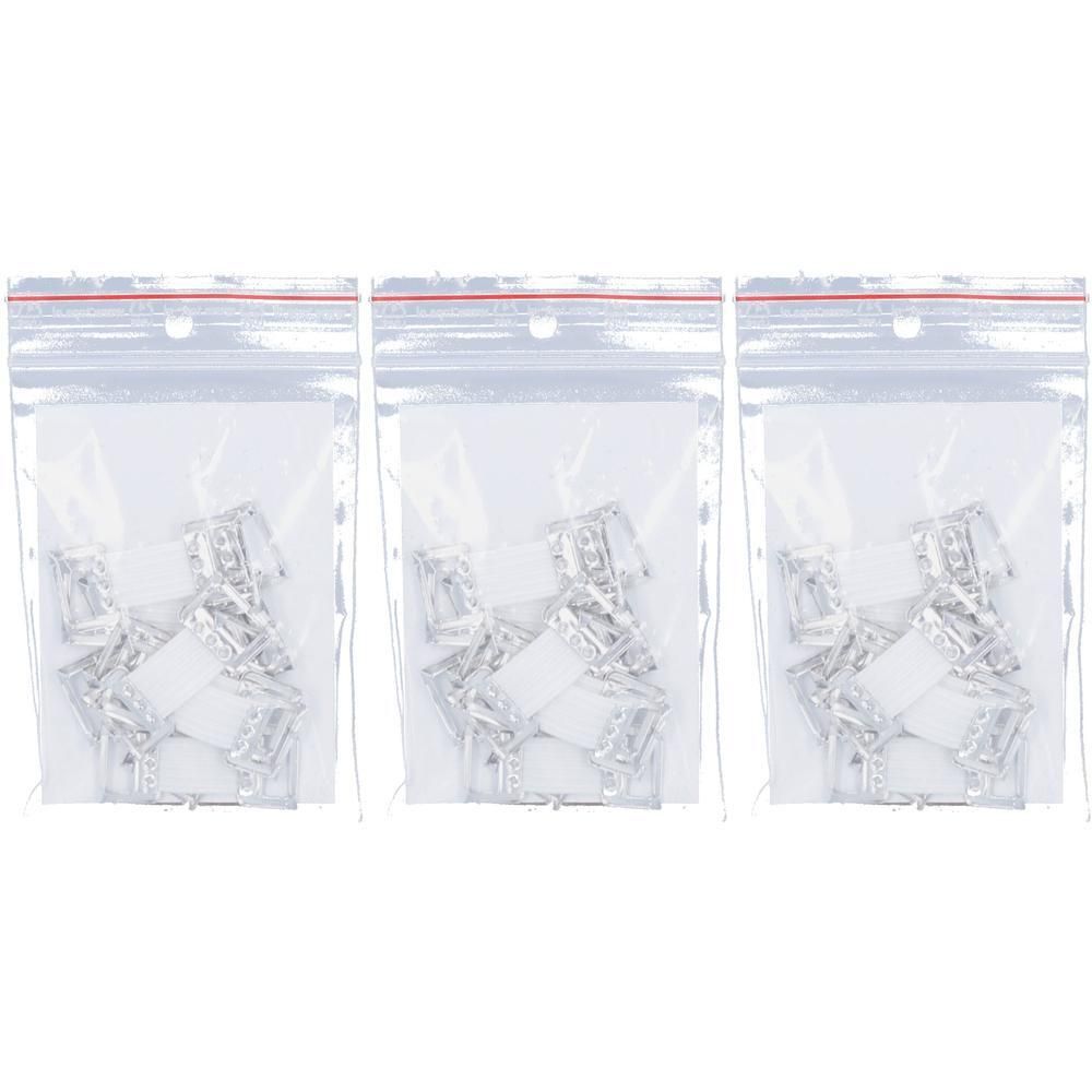 Trois sachets transparents contenant des agrafes argentées. Chaque sachet contient plusieurs agrafes, destinées à un usage médical.