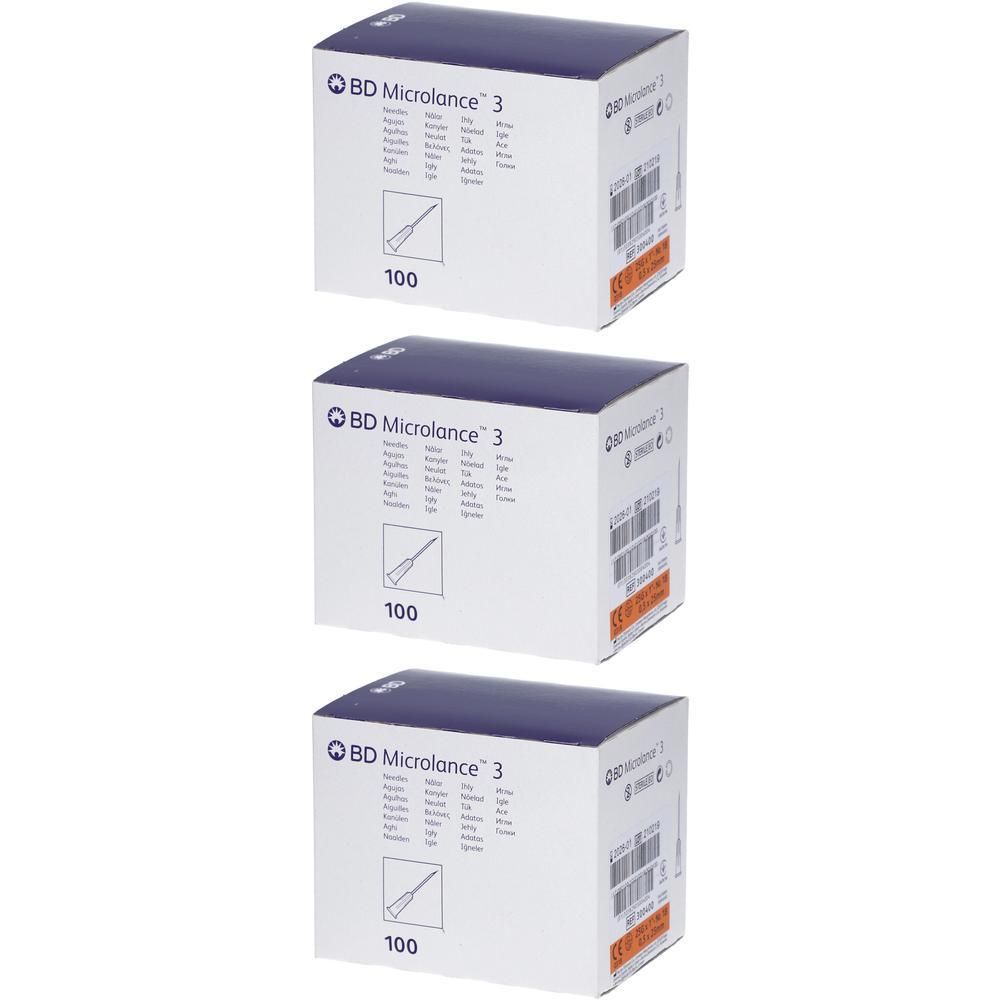 Drie dozen met medische naalden. Merk: BD Microlance 3. Elke doos bevat 100 naalden. Blauwe deksels, witte dozen.