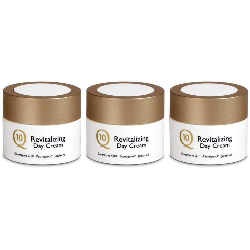 Drie crèmetubes met gouden deksels. Opschrift: Q10 Revitalizing Day Cream. Ingrediënten zichtbaar.