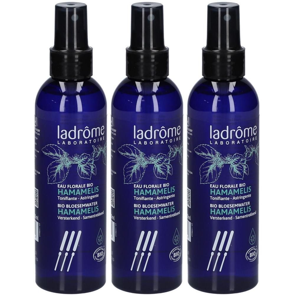 Drie blauwe spuitflessen. Opschrift: Ladrôme Laboratoire, Eau Florale Bio Hamamelis. Bio-certificering.