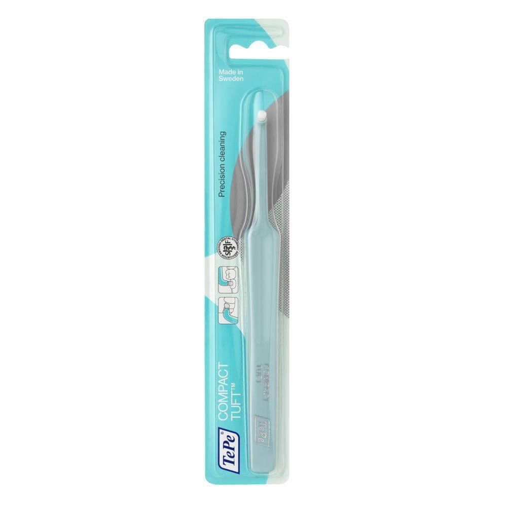 TePe Compact Tuft tandenborstel in blisterverpakking. Lichtblauwe steel, witte borstelkop. Made in Sweden.