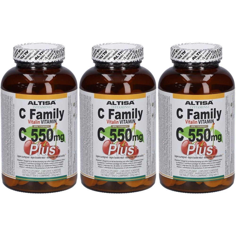Drie bruine glazen flessen met wit etiket. Op het etiket staat: Altisa C Family, Vitamine C 550mg Plus. Afbeelding van kers.