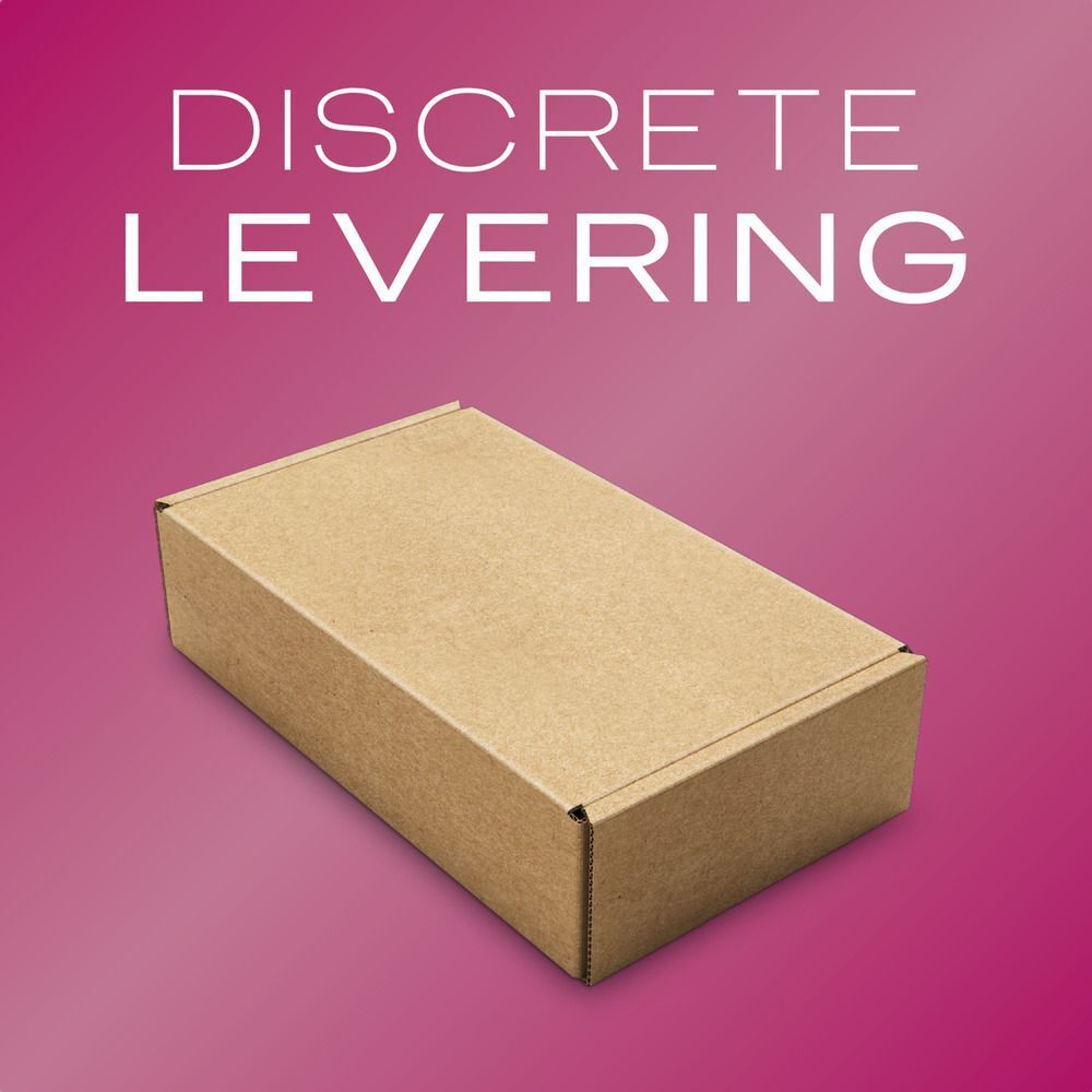 Transparante vloeistof op een vinger. Lichte achtergrond.