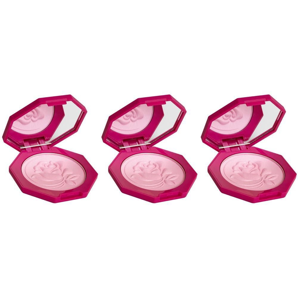 Trois blushs roses en poudre compacte avec miroir. Les poudres présentent un motif de rose. L'emballage est octogonal.