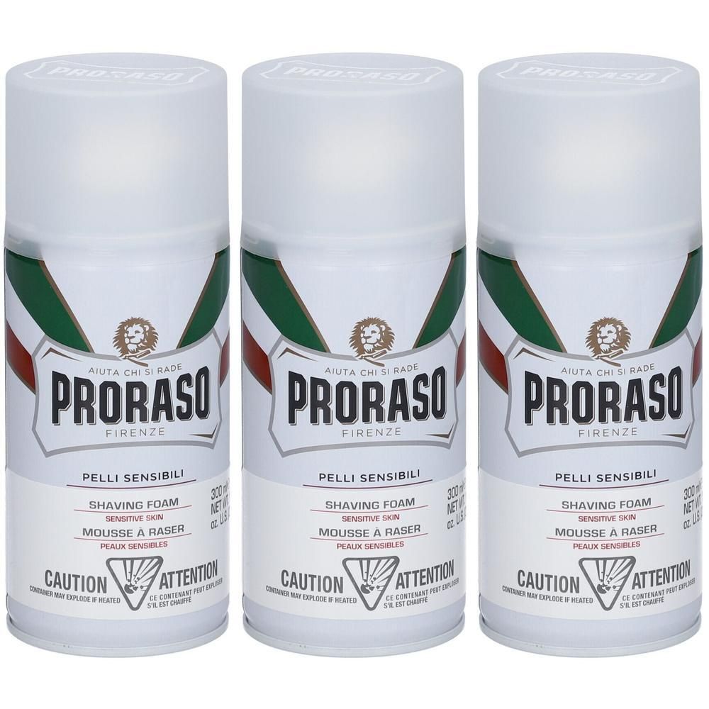 Drie bussen Proraso Sensitive Mousse à Raser. Witte bussen met groene en rode streep en logo. Tekst: Pelli Sensibili, Shaving Foam, Mousse à Raser.