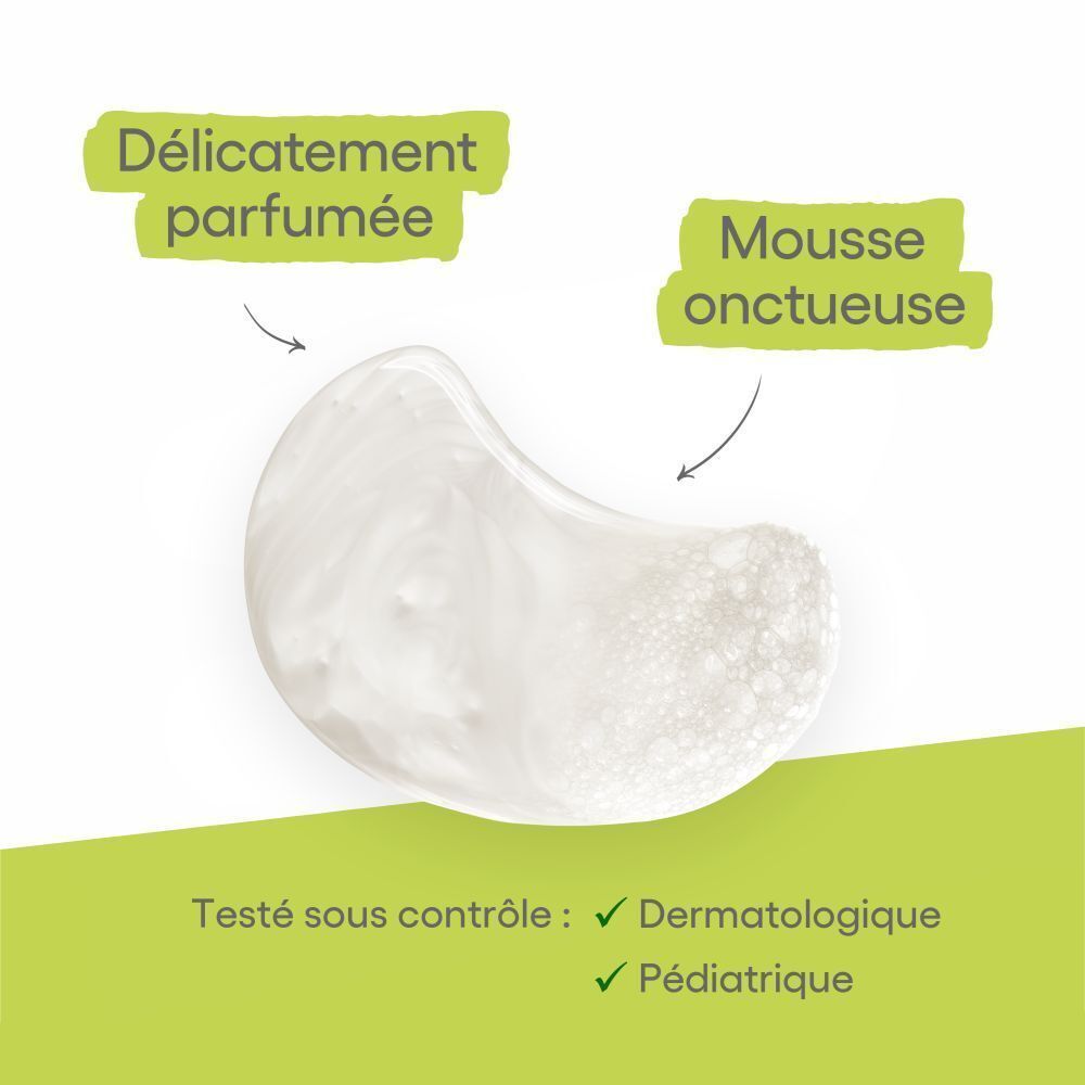 Gros plan sur une crème. Texte: Délicatement parfumée, mousse onctueuse. Testé dermatologiquement et pédiatriquement.