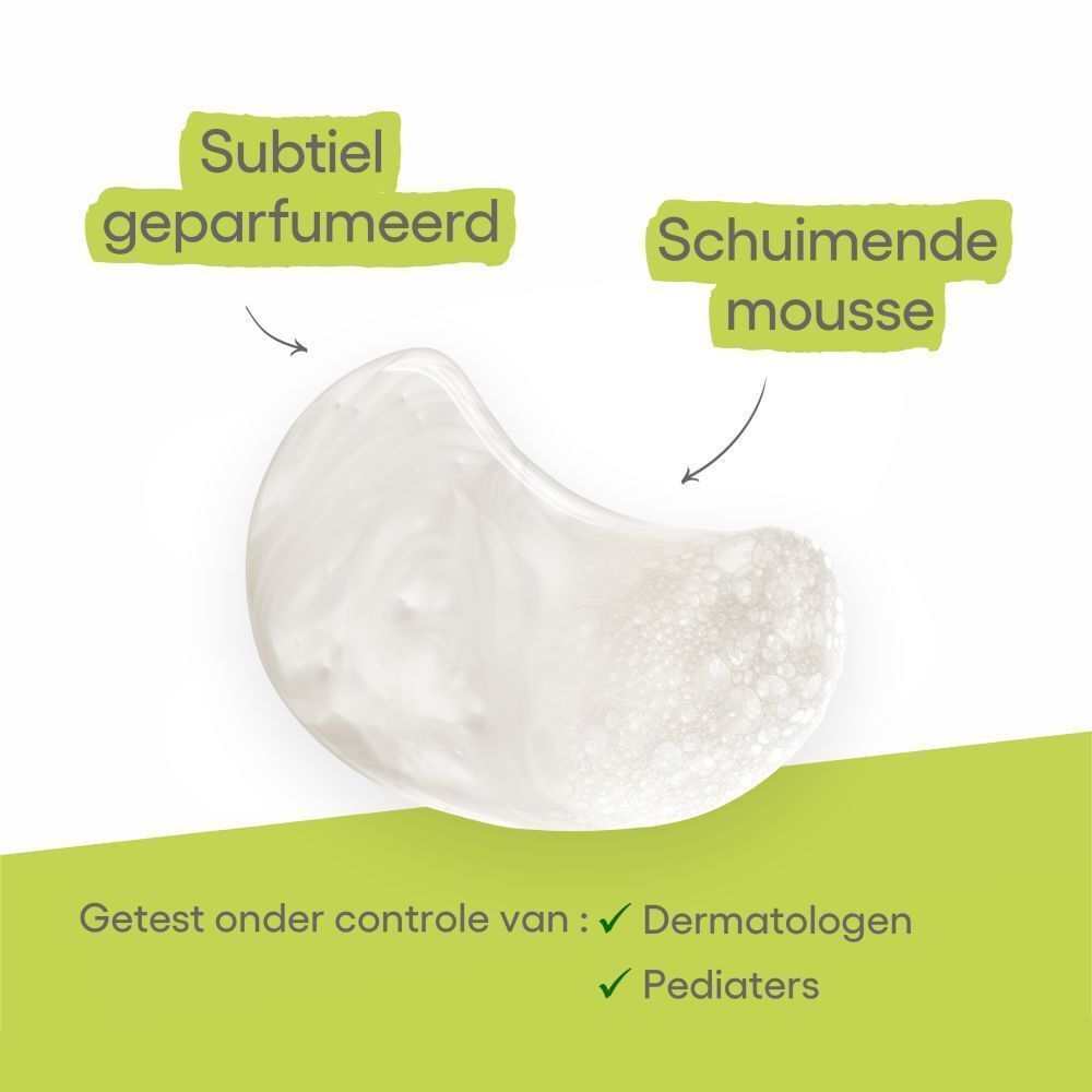 Close-up van een crème. Tekst: Subtiel geparfumeerd, schuimende mousse. Getest door dermatologen en kinderartsen.