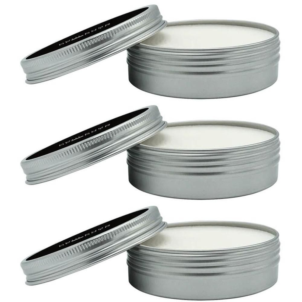 Drie zilverkleurige potten met deksels. Open deksels tonen witte vaste stof. Zwarte tekst op deksel binnenkant.