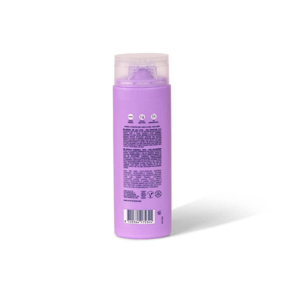 Achterkant van een paarse zonnebrandcrèmefles. Tekstinformatie en barcode. Transparante dop.