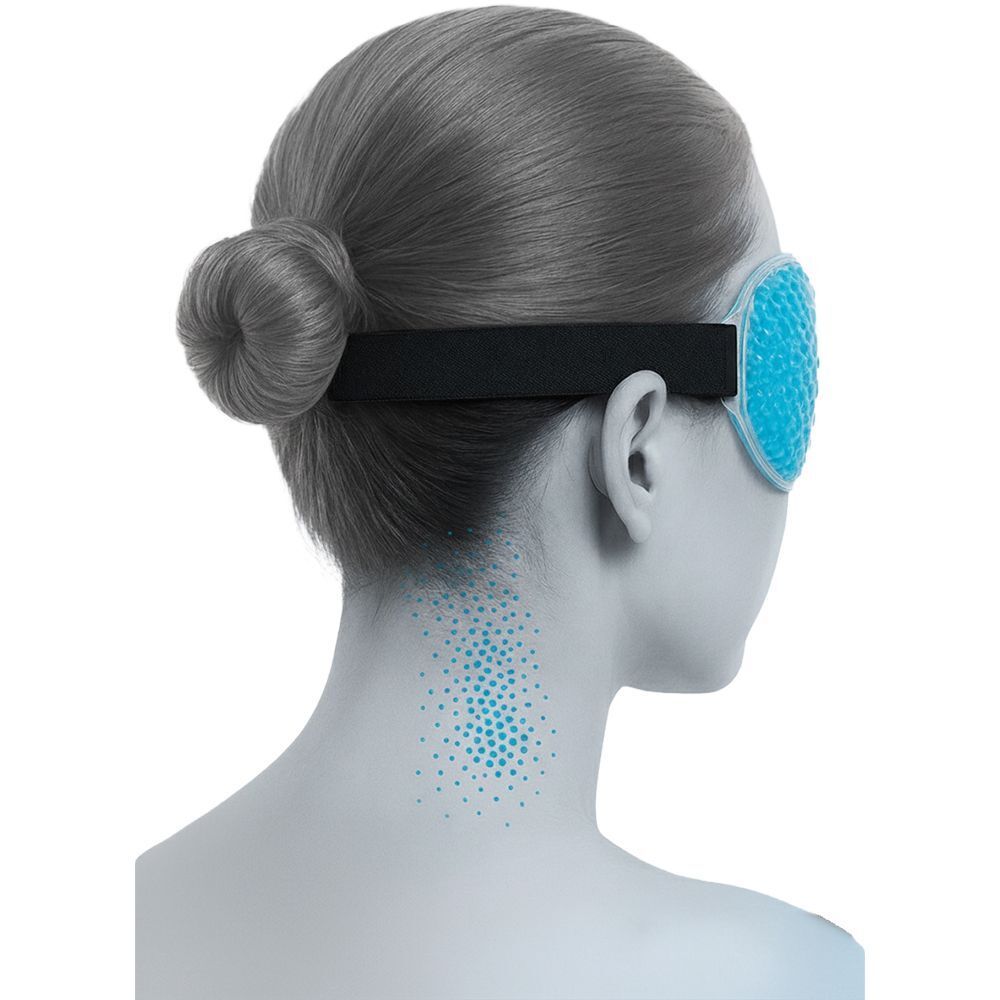 Achteraanzicht van een vrouw met opgestoken haar die een blauw oogmasker met zwarte band draagt. Blauwe stippen op de nek.