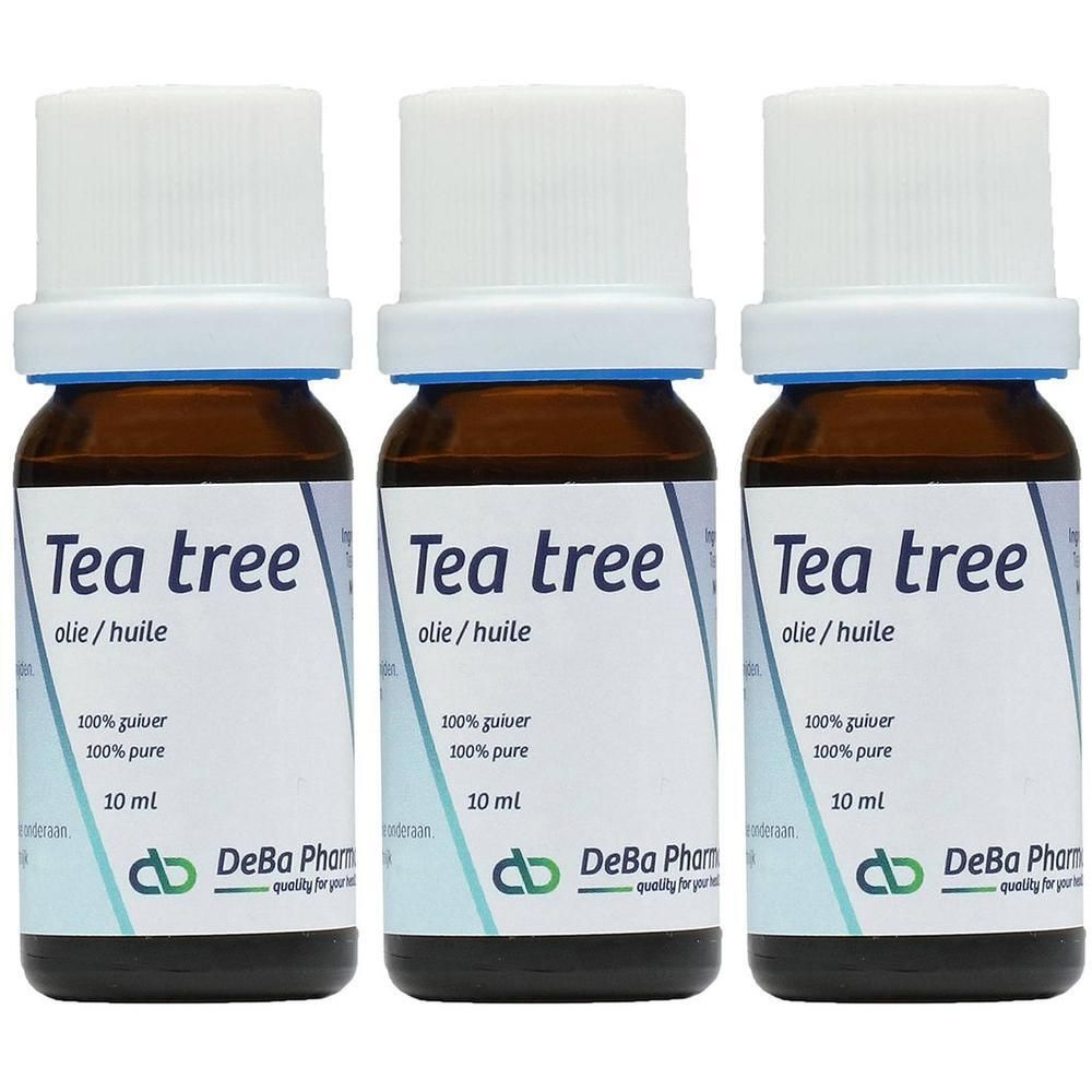 Drie bruine glazen flessen met witte dop. Opschrift: Tea tree, 10 ml, 100% puur, DeBa Pharm.