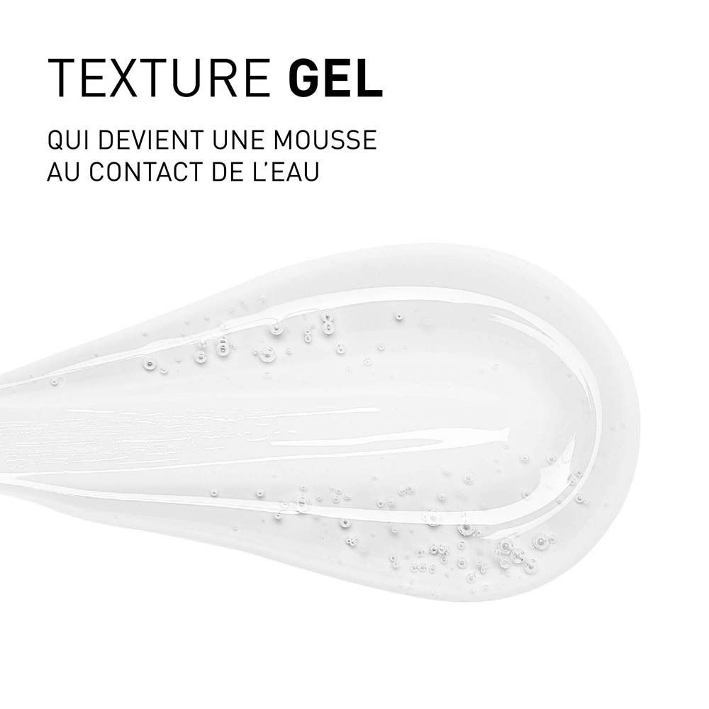 Gros plan d'un gel transparent. Texte: "TEXTURE GEL QUI DEVIENT UNE MOUSSE AU CONTACT DE L'EAU".