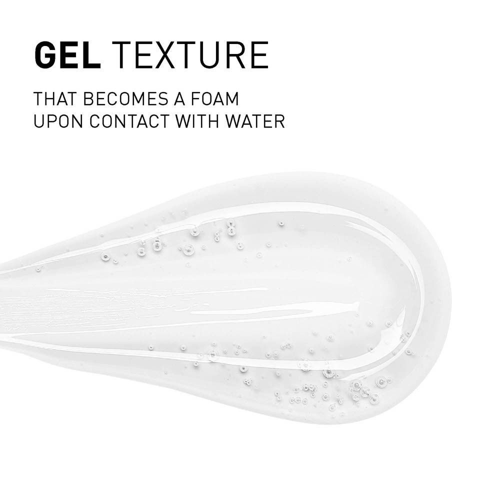 Close-up van een transparante gel. Tekst: "GEL TEXTURE THAT BECOMES A FOAM UPON CONTACT WITH WATER".