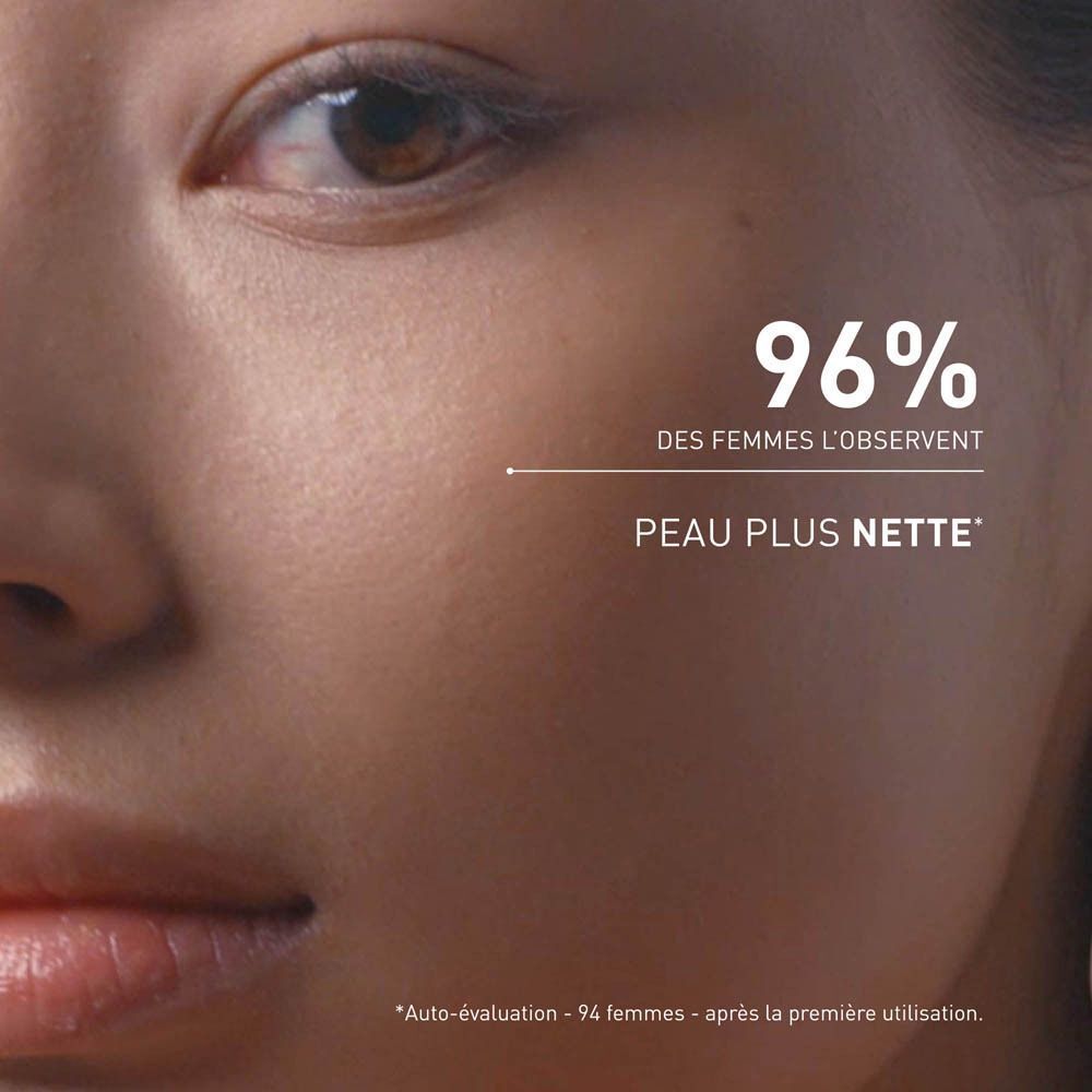 Gros plan sur un visage. Texte: "96% DES FEMMES L'OBSERVENT PEAU PLUS NETTE".