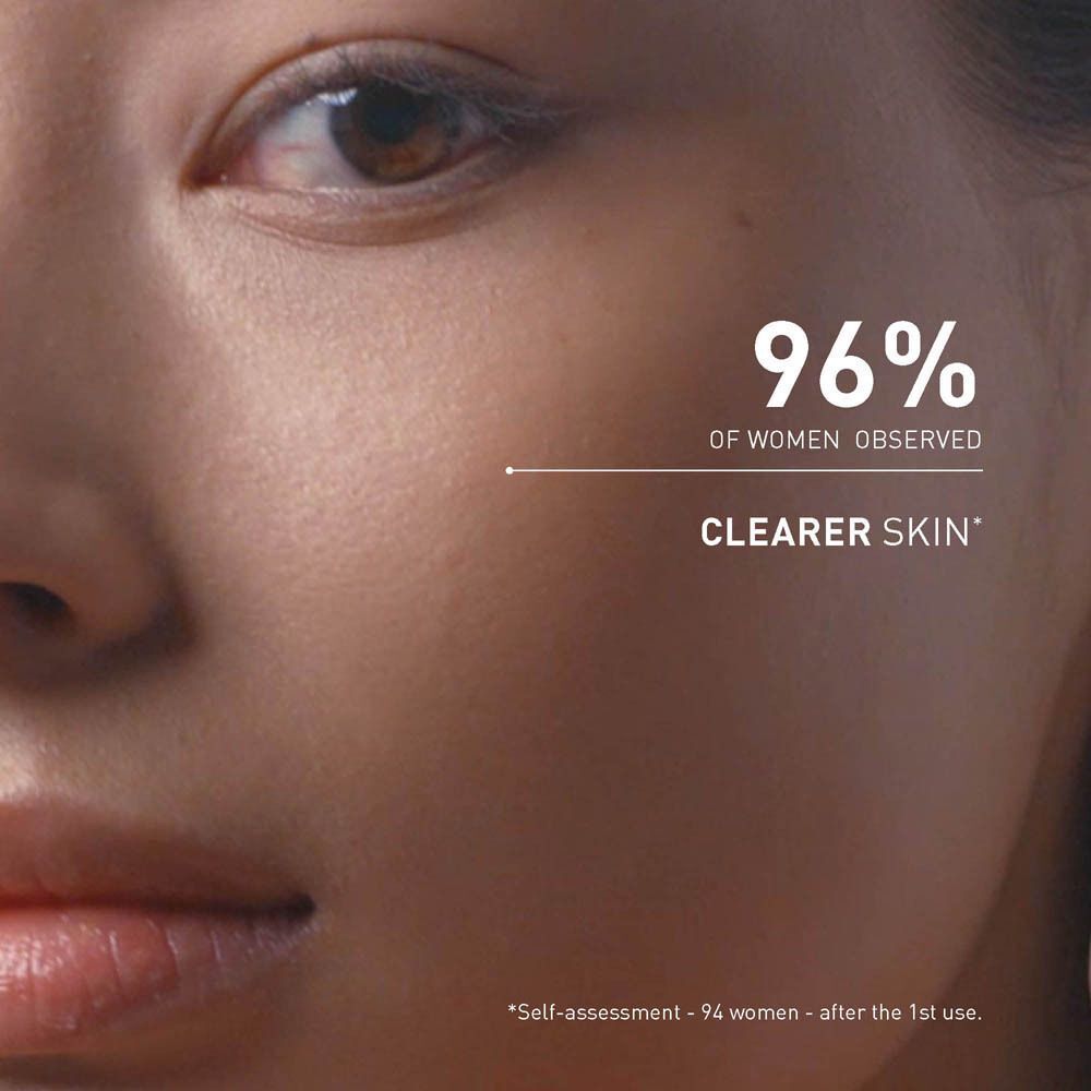 Close-up van een gezicht. Tekst: "96% OF WOMEN OBSERVED CLEARER SKIN".