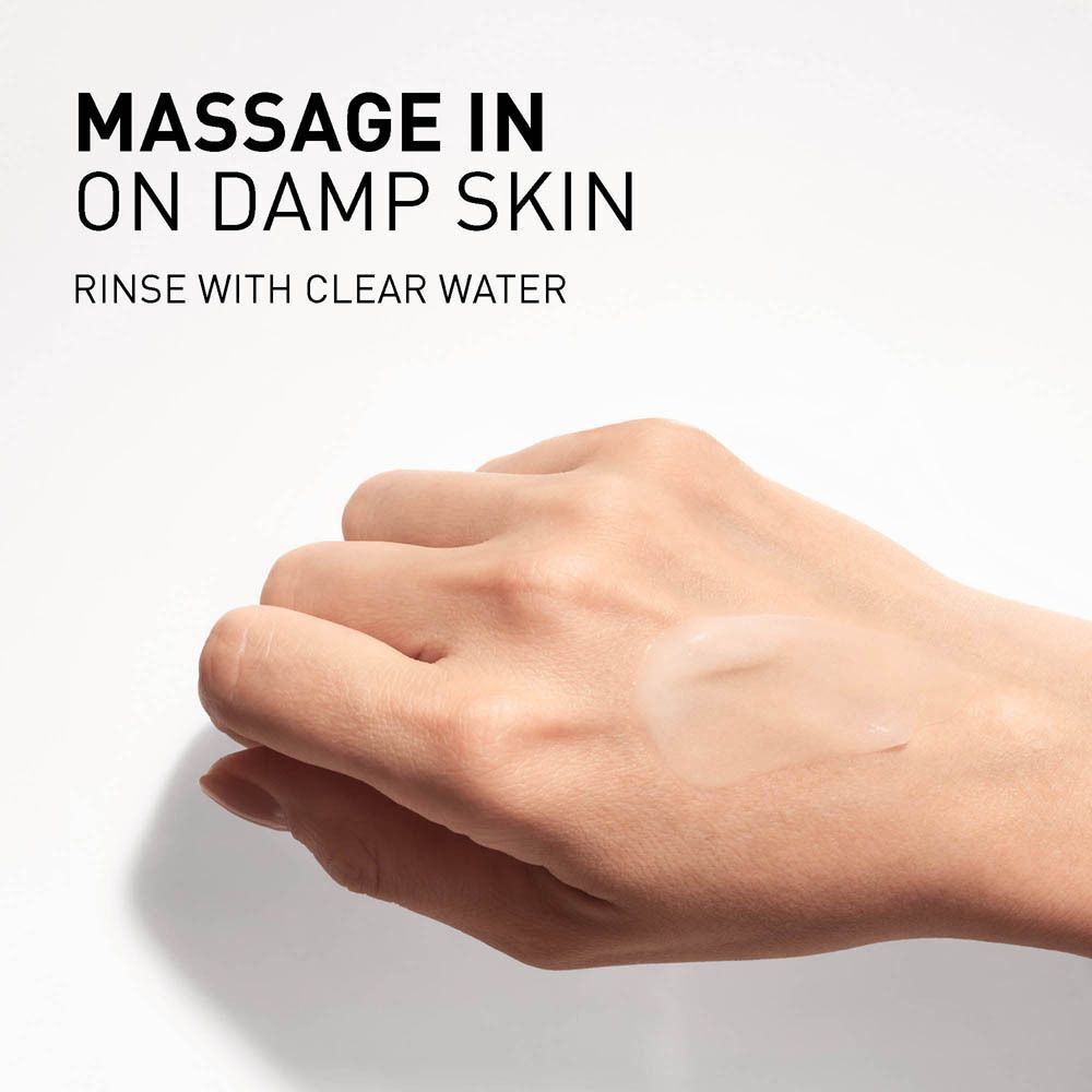 Hand met gel. Tekst: "MASSAGE IN ON DAMP SKIN RINSE WITH CLEAR WATER".