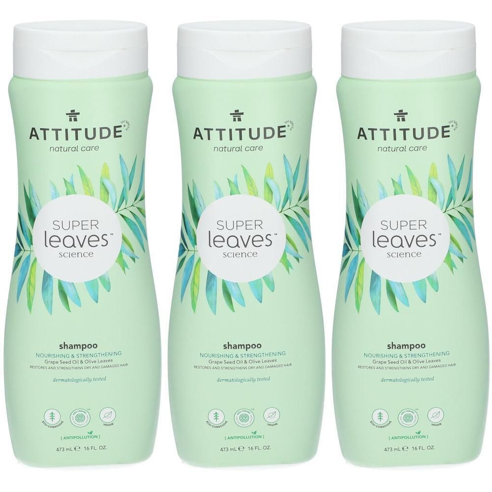 Drie groene shampoo flessen met witte doppen. Opschrift: ATTITUDE, Super Leaves, shampoo. Dermatologisch getest.