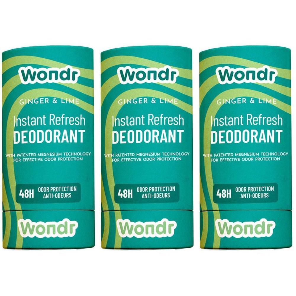 Trois déodorants cylindriques. Inscription: Wondr, Instant Refresh Déodorant, Ginger & Lime, protection 48H.