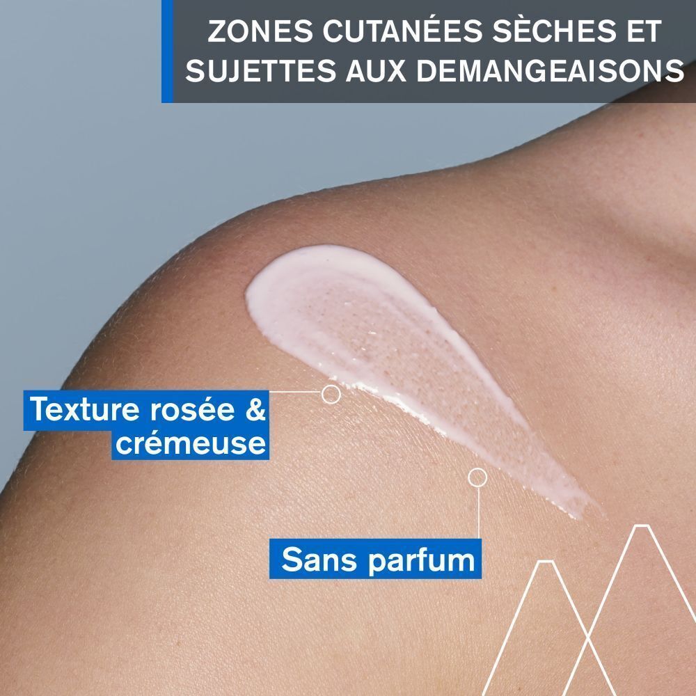 Peau avec crème. Crème rose sur l'épaule. Texte : Texture rosée & crémeuse, Sans parfum. Écriture bleue.