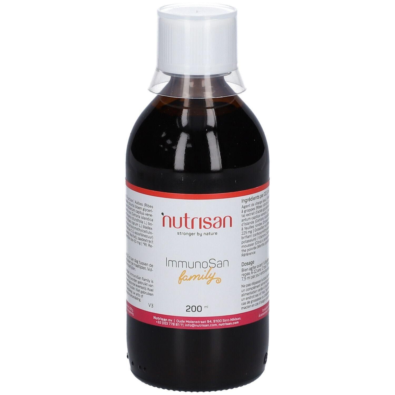 Bruine vloeistof in een fles met witte dop. Op het etiket staat "Nutrisan ImmunoSan family".