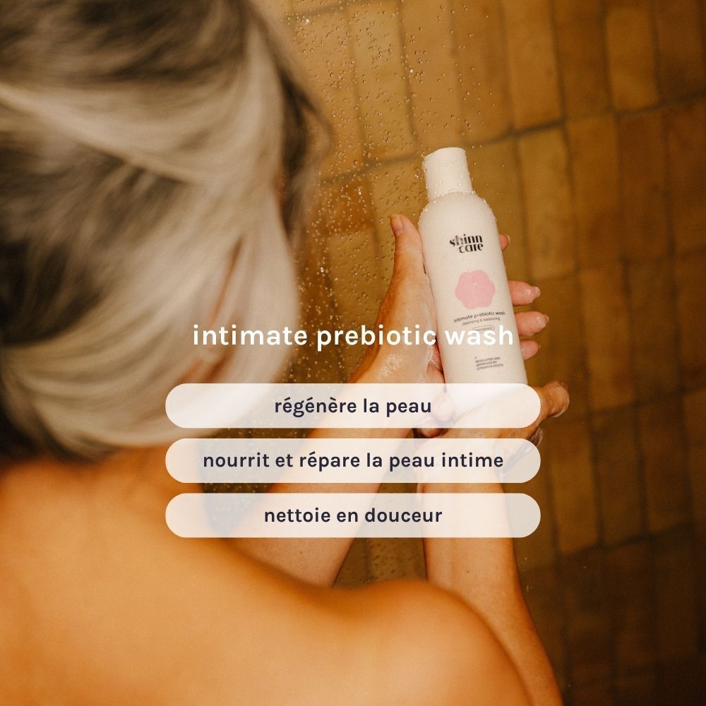 Une personne tient un flacon de Shinncare Lotion lavante prébiotique intime Cleansing & Balancing - Parfumé. Texte en français.