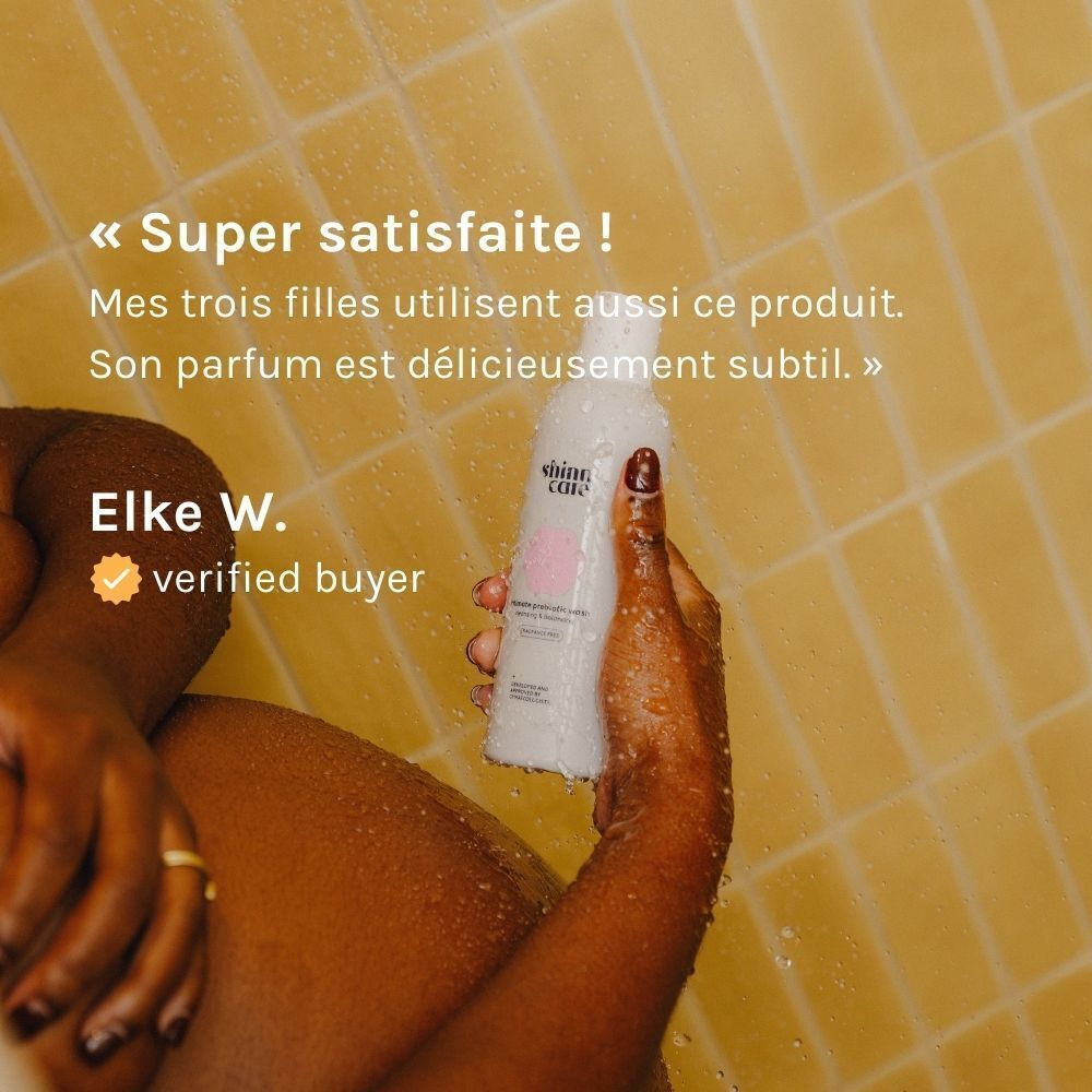 Une personne tient un flacon de Shinncare Lotion lavante prébiotique intime Cleansing & Balancing - Parfumé. Citation et acheteur vérifié.