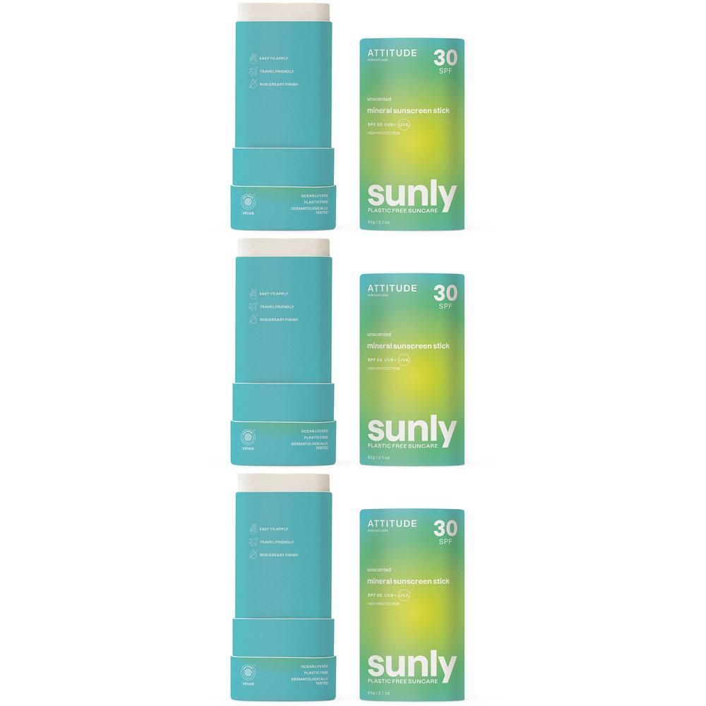 Trois bâtons solaires et emballages. Bâtons turquoise et blancs, emballages verts avec dégradé jaune. Texte : ATTITUDE, SUNLY, SPF30.