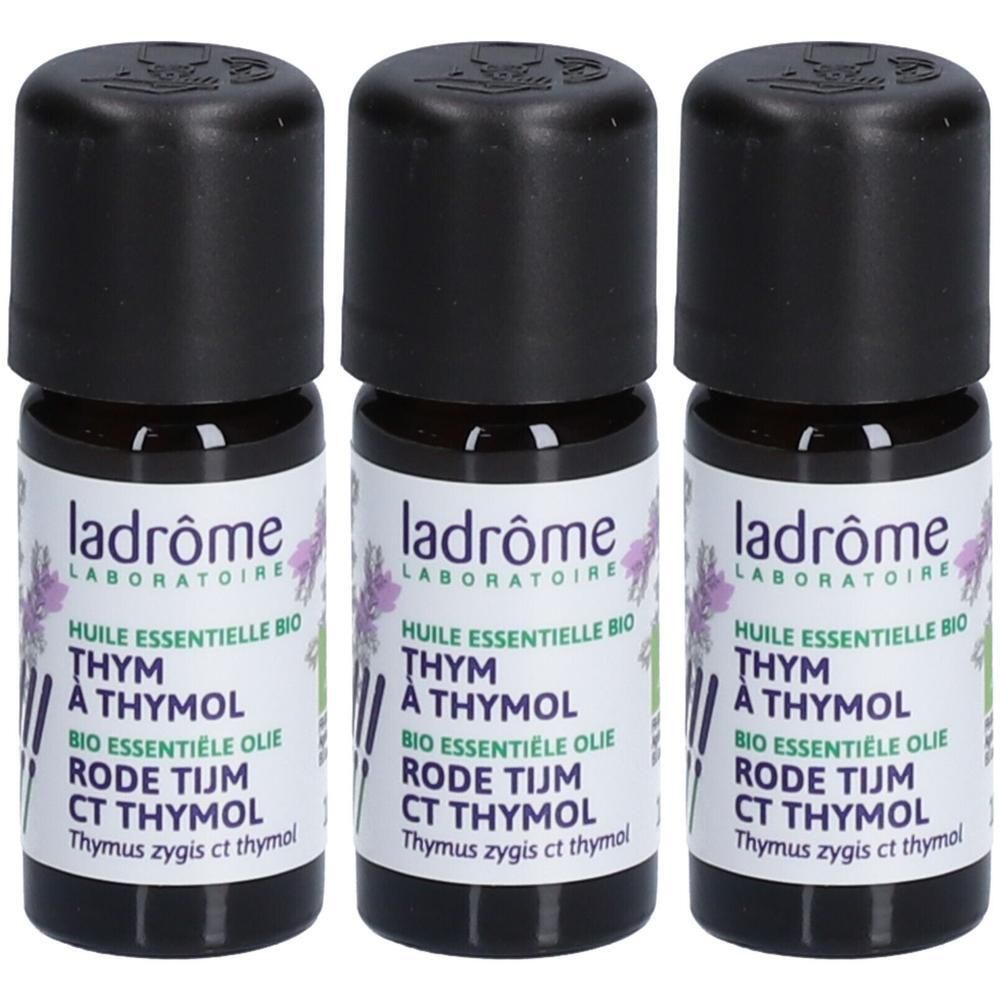 Drie kleine bruine glazen flesjes met zwarte doppen. Labels met "ladrôme LABORATOIRE" en "THYM A THYMOL".
