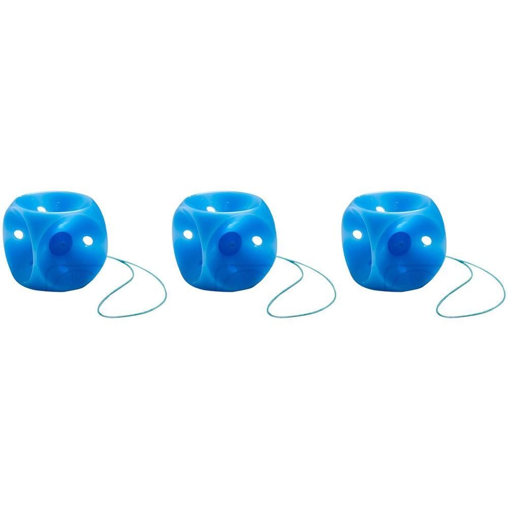 Trois pessaires bleus en forme de cube, perforés, avec cordons. Les cubes ont des bords arrondis et des points blancs.