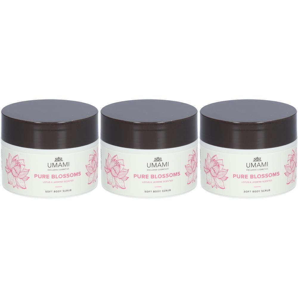 Trois pots avec couvercles bruns. Étiquettes blanches : UMAMI, Pure Blossoms, Lotus & Jasmin, Soft Body Scrub. Fleurs roses.