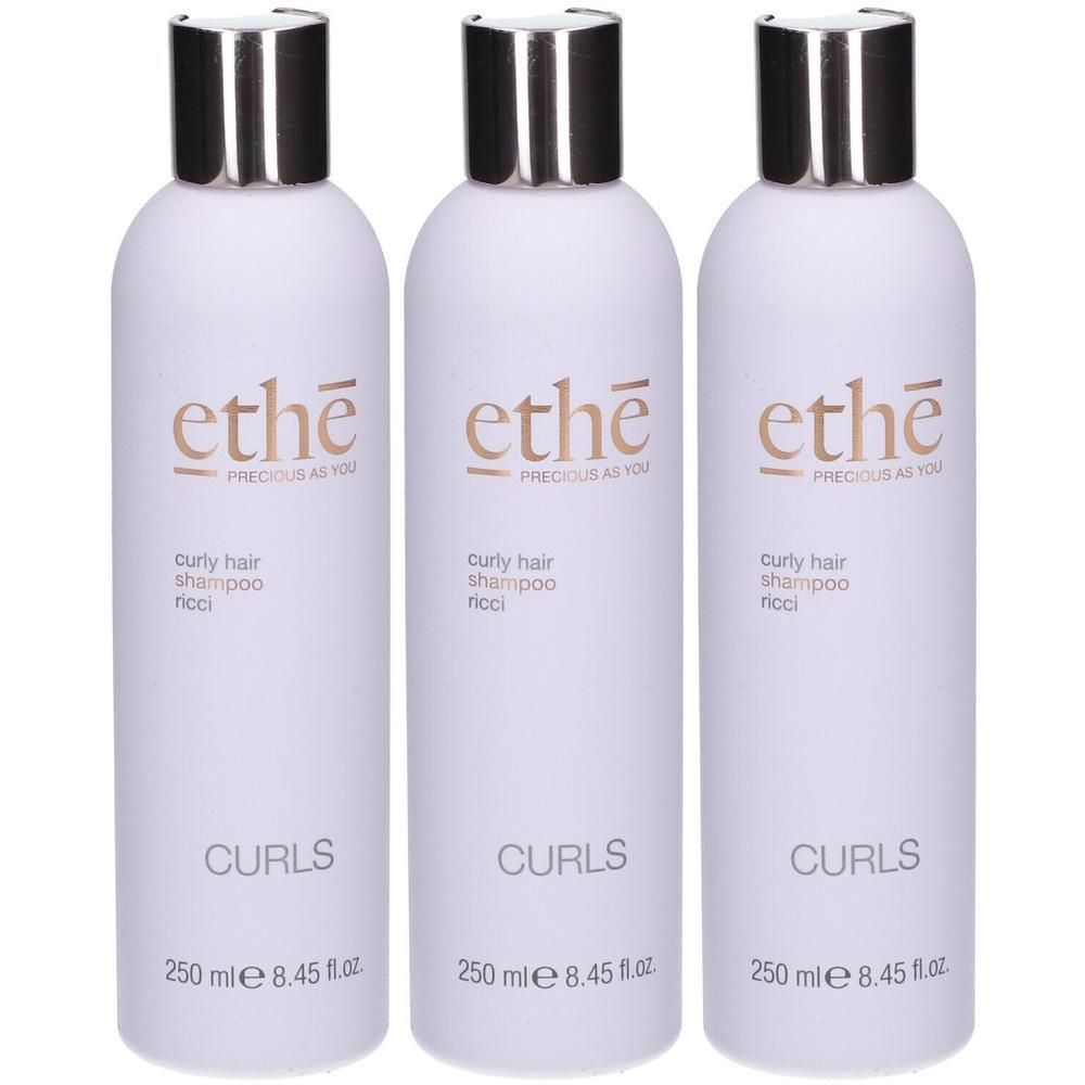 Drie witte shampoo flessen met zilveren doppen. Op elke fles staat "ethe" en "Curly Hair Shampoo".