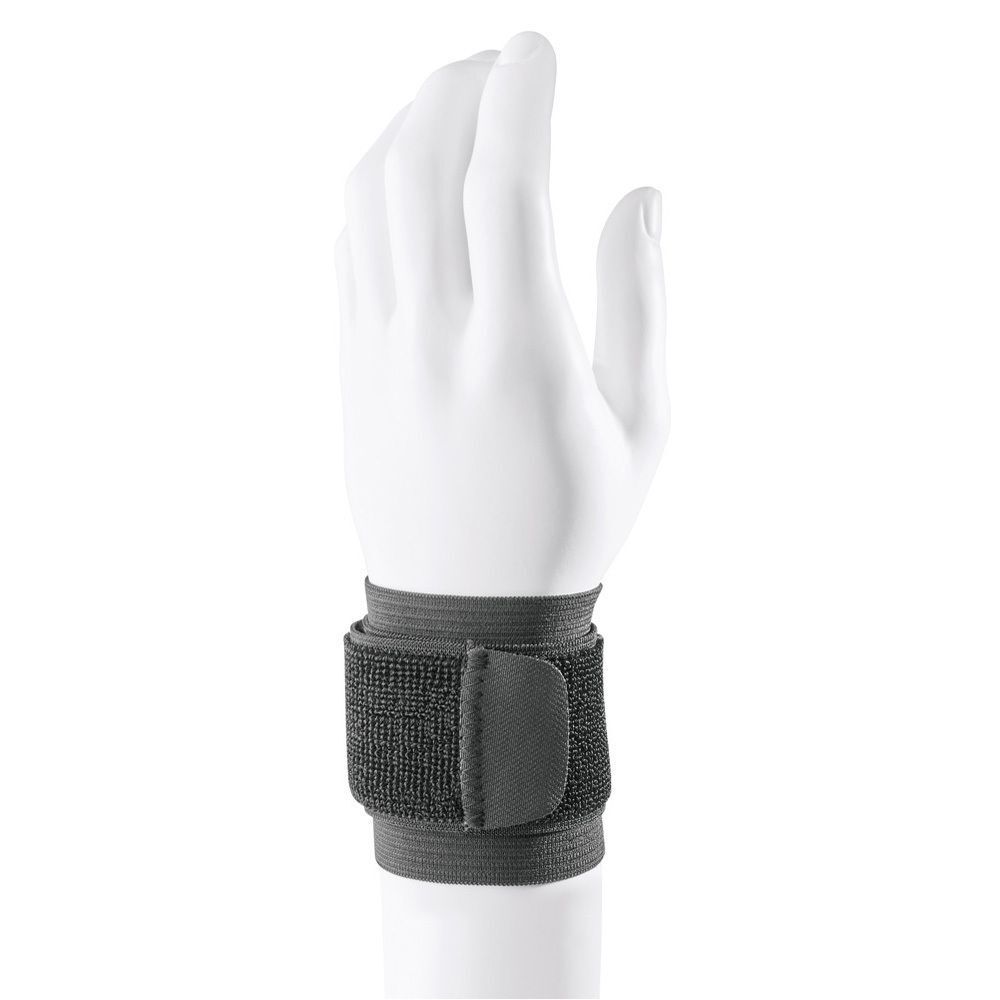 Zwarte FUTURO™ polsband op handmodel. Klittenbandsluiting. Bandage omsluit de pols.