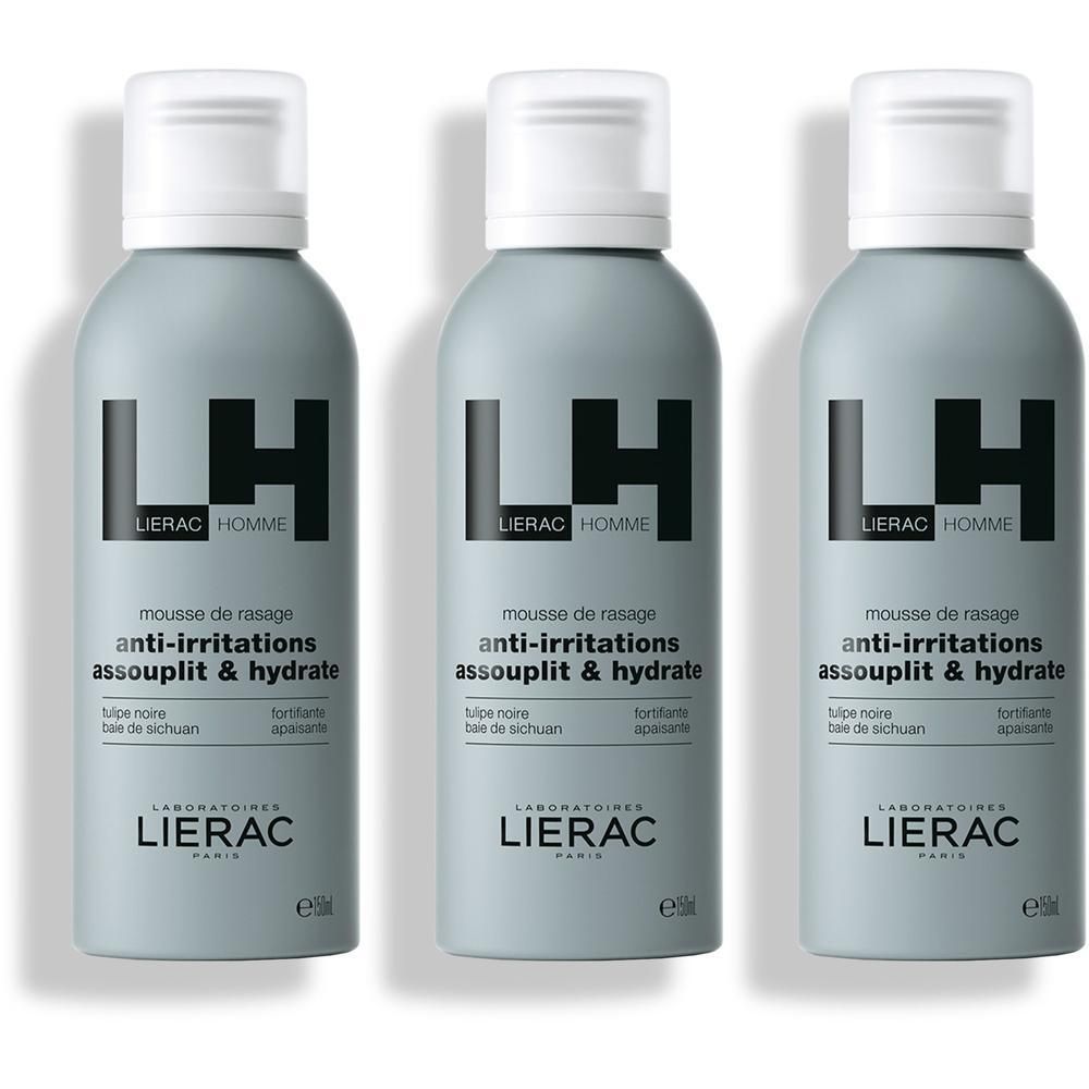 Drie grijze spuitflessen met witte dop. Opschrift: LIERAC HOMME, Mousse de rasage, anti-irritations, assouplit & hydrate.
