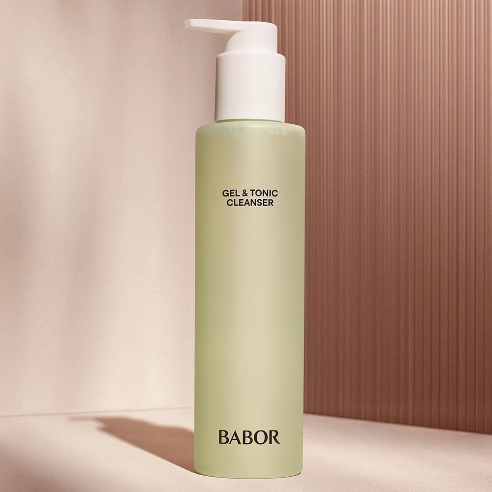 Een groene fles met witte pompsluiting. Op de fles staat "GEL & TONIC CLEANSER" en "BABOR".