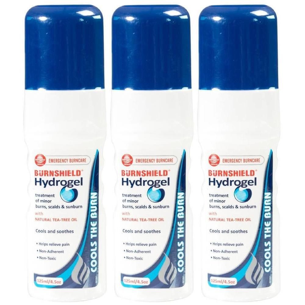 Drie flessen Burnshield Hydrogel. Witte flessen met blauwe dop. Opschrift: Hydrogel, behandeling van brandwonden, verkoelt en verzacht.