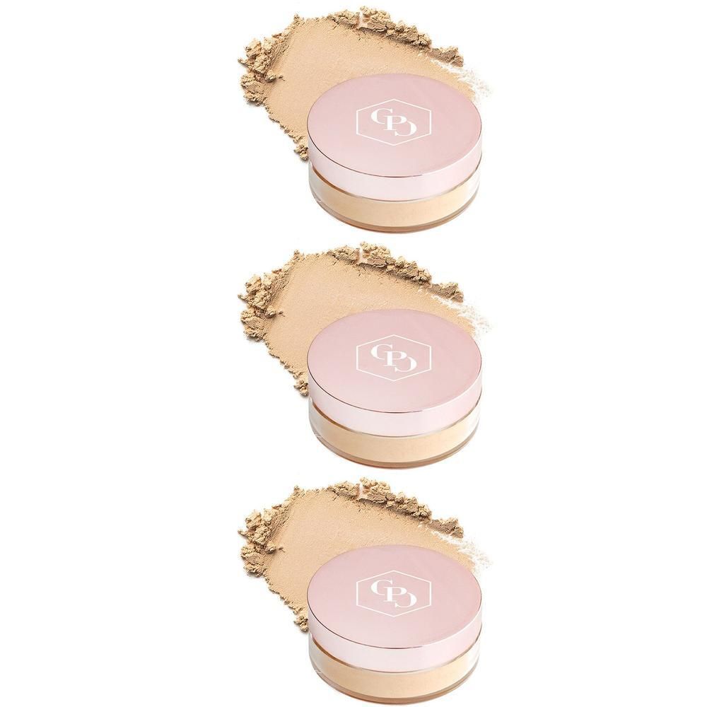 Drie ronde poederdozen met roze deksels en lichte inhoud. Daarnaast een hoop losse poeder. Een logo op het deksel.