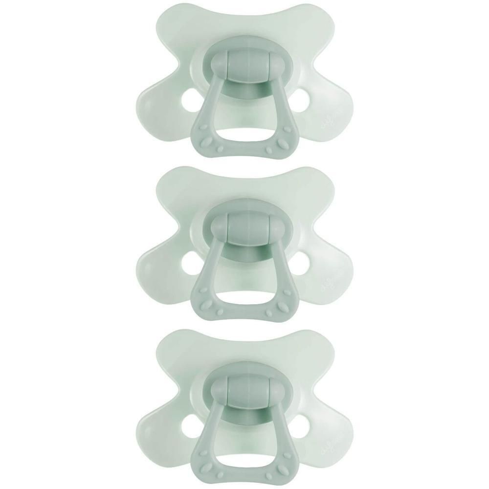 Drie groene fopspenen met handvat. Ronde vorm met gaten en een handvat.