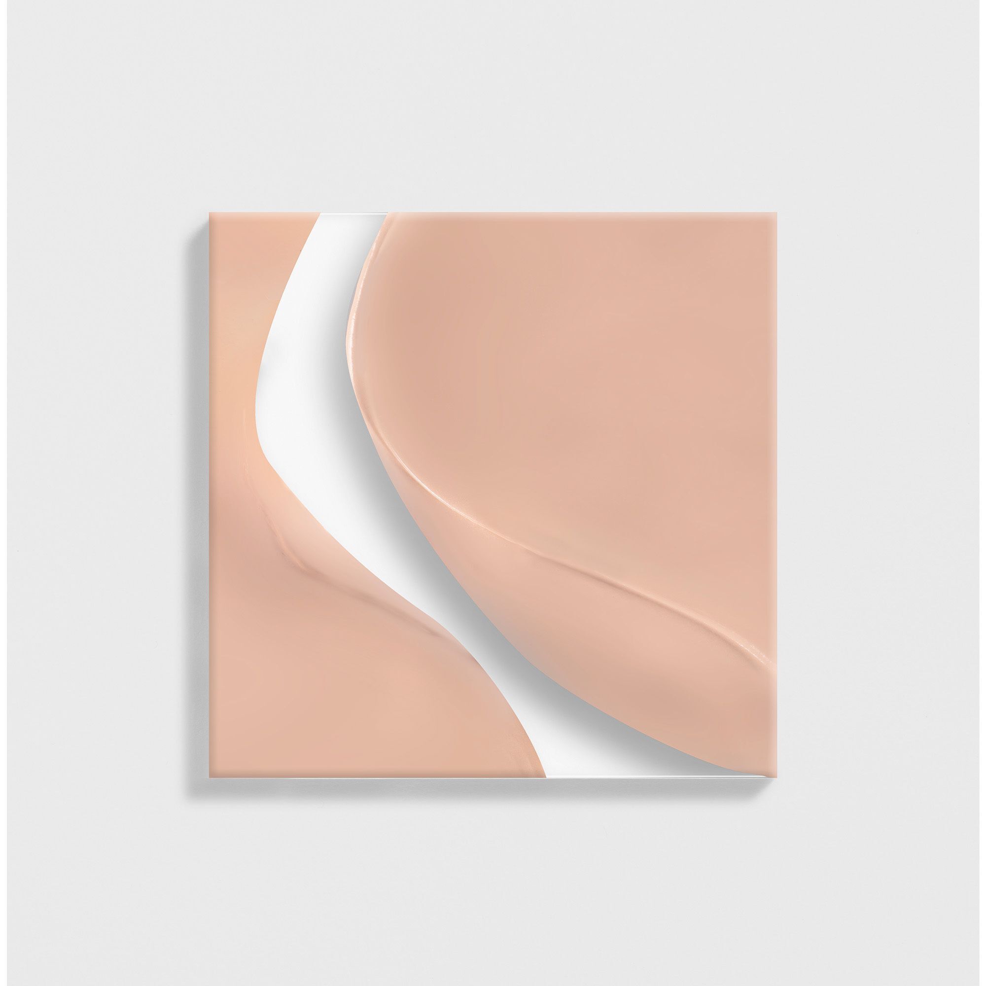 Présentation carrée de produit de couleur peau. Une courbe blanche divise la surface.