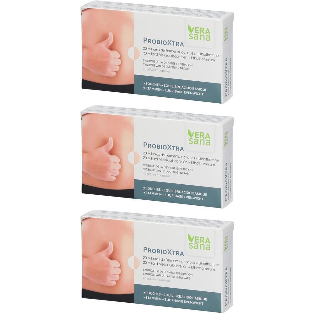 Drie dozen Vera Sana ProbioXtra. De productnaam en merknaam zijn zichtbaar op elke doos. Gedrukte informatie.