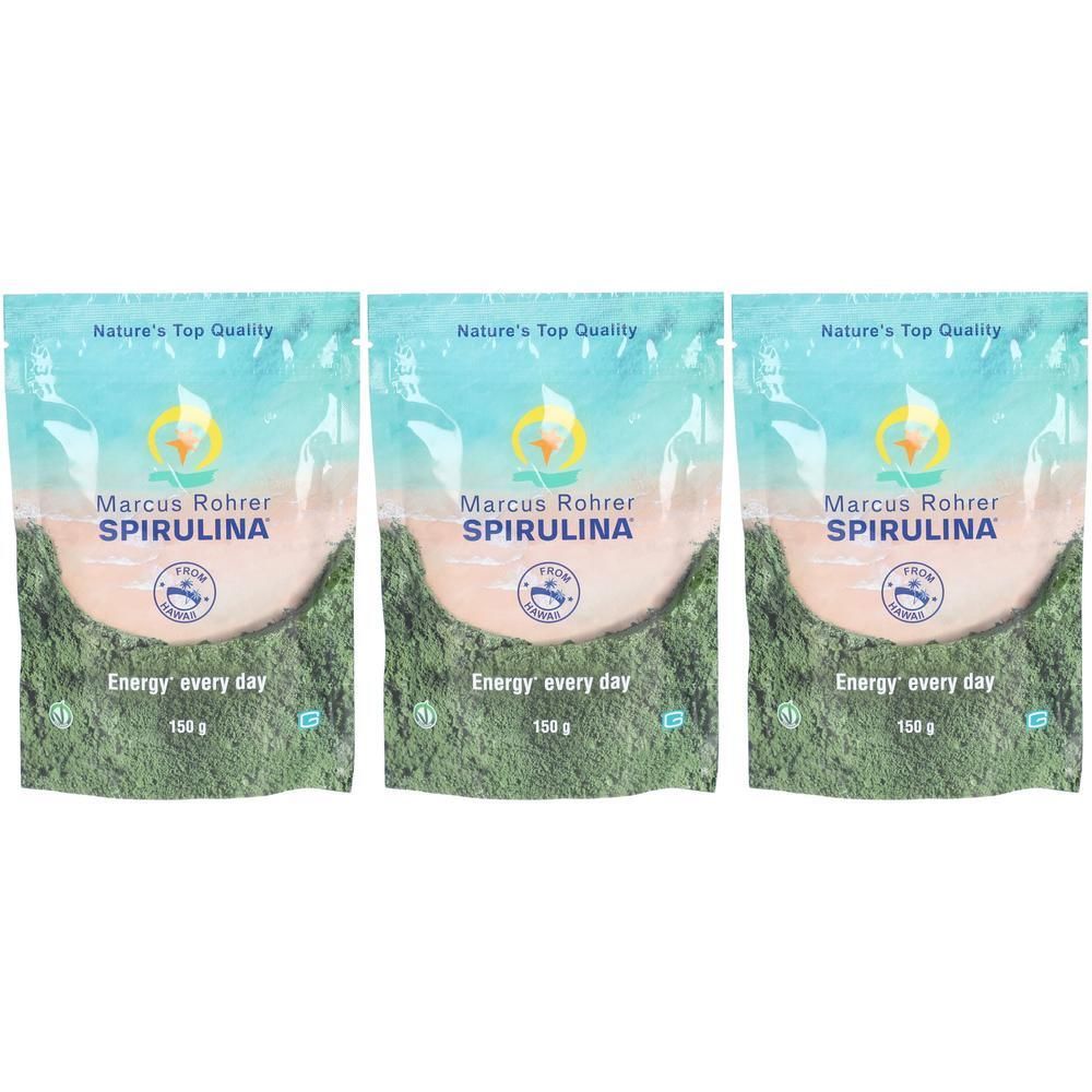 Drie zakjes Marcus Rohrer Spirulina. Opschrift: Spirulina, Energy every day, 150 g. Achtergrond: strand en zee.