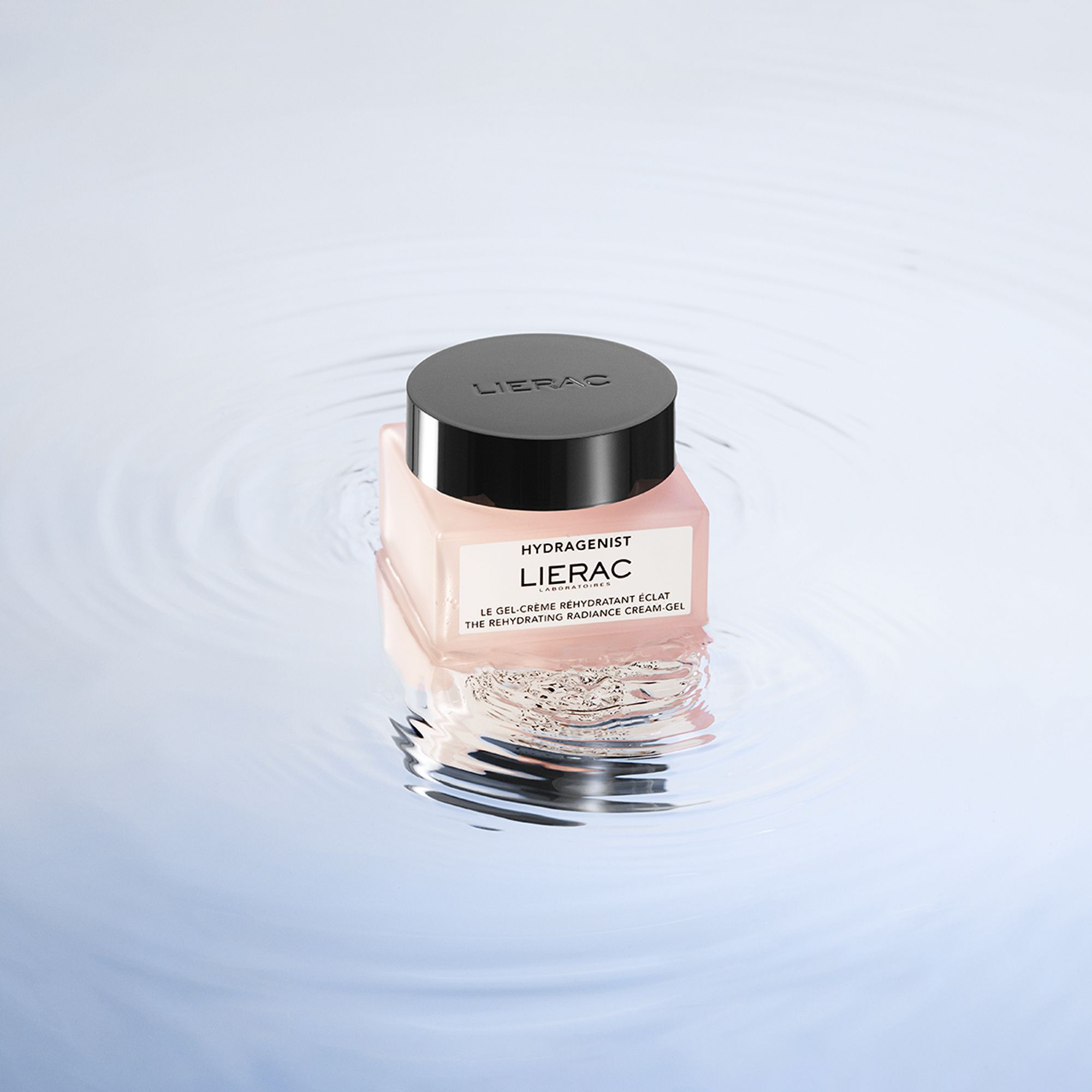 Pot rose avec couvercle noir. Inscription: HYDRAGENIST, LIERAC, LE GEL-CRÈME RÉHYDRATANT ÉCLAT. Produit dans l'eau.