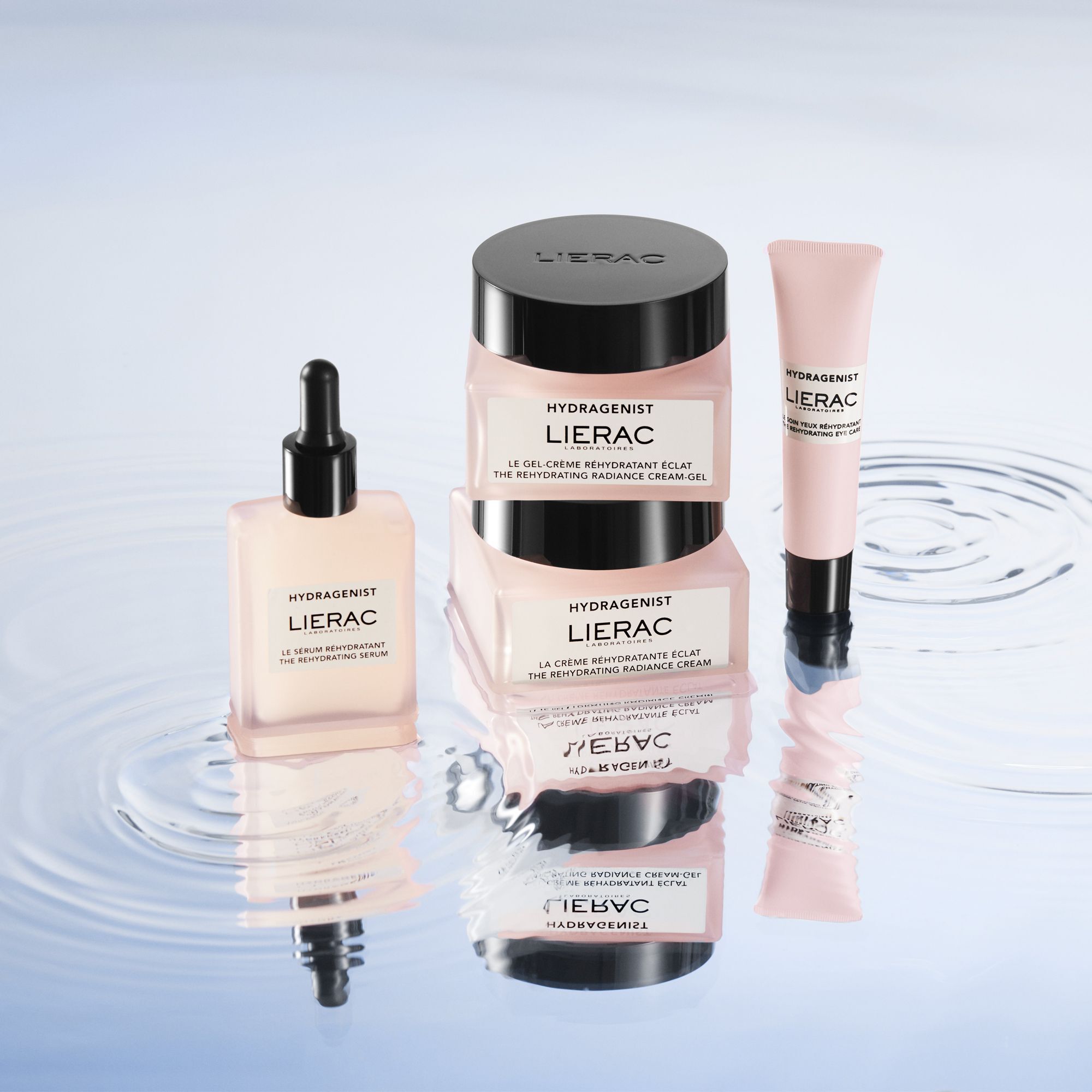 Verschillende producten met roze verpakkingen. Opschrift: HYDRAGENIST, LIERAC. Producten in water.